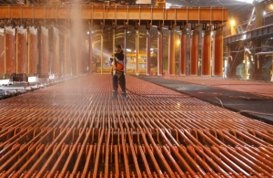 Precio del cobre repunta tras señales de China de que mantendrá la liquidez del mercado financiero